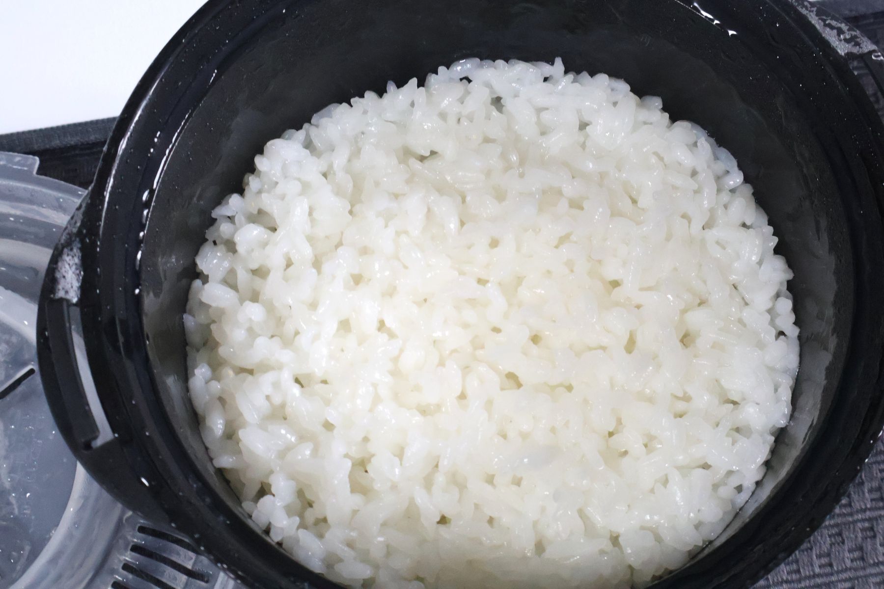 ダイソー　「電子レンジ調理器　ご飯一合炊き」　￥110（税込）のお米の炊きあがり
