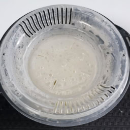 ダイソー　「電子レンジ調理器　ご飯一合炊き」　￥110（税込）でお米を蒸らす