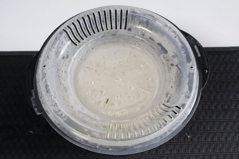 ダイソー　「電子レンジ調理器　ご飯一合炊き」　￥110（税込）でお米を蒸らす