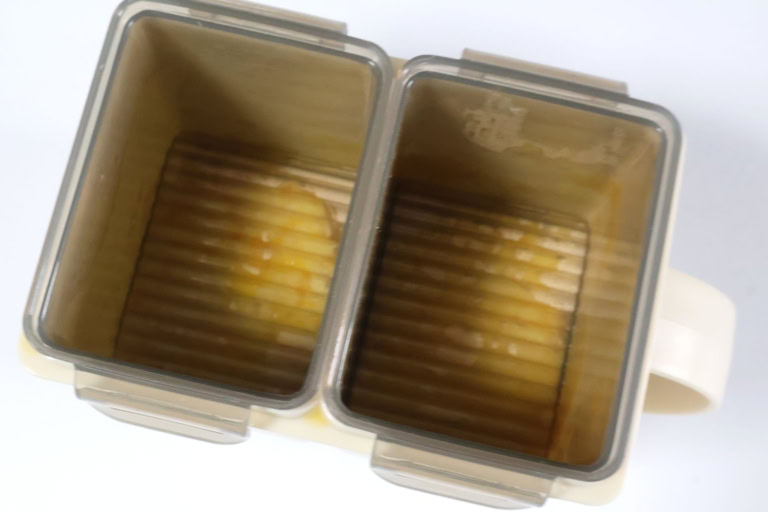 3COINS 「《レンジで簡単》仕切り付きだし巻きメーカー」 ¥330(税込)