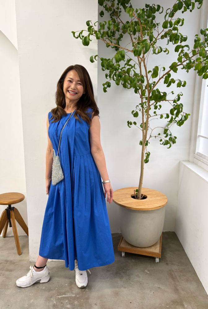 【50代お手本スナップ〈東京・四谷〉】初夏の主役はブルー!「BEAMS」プリーツワンピで作る爽やかコーデ