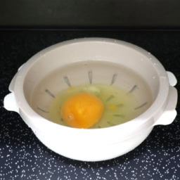 ダイソー　「電子レンジ調理器　半熟たまご風」　￥110（税込）