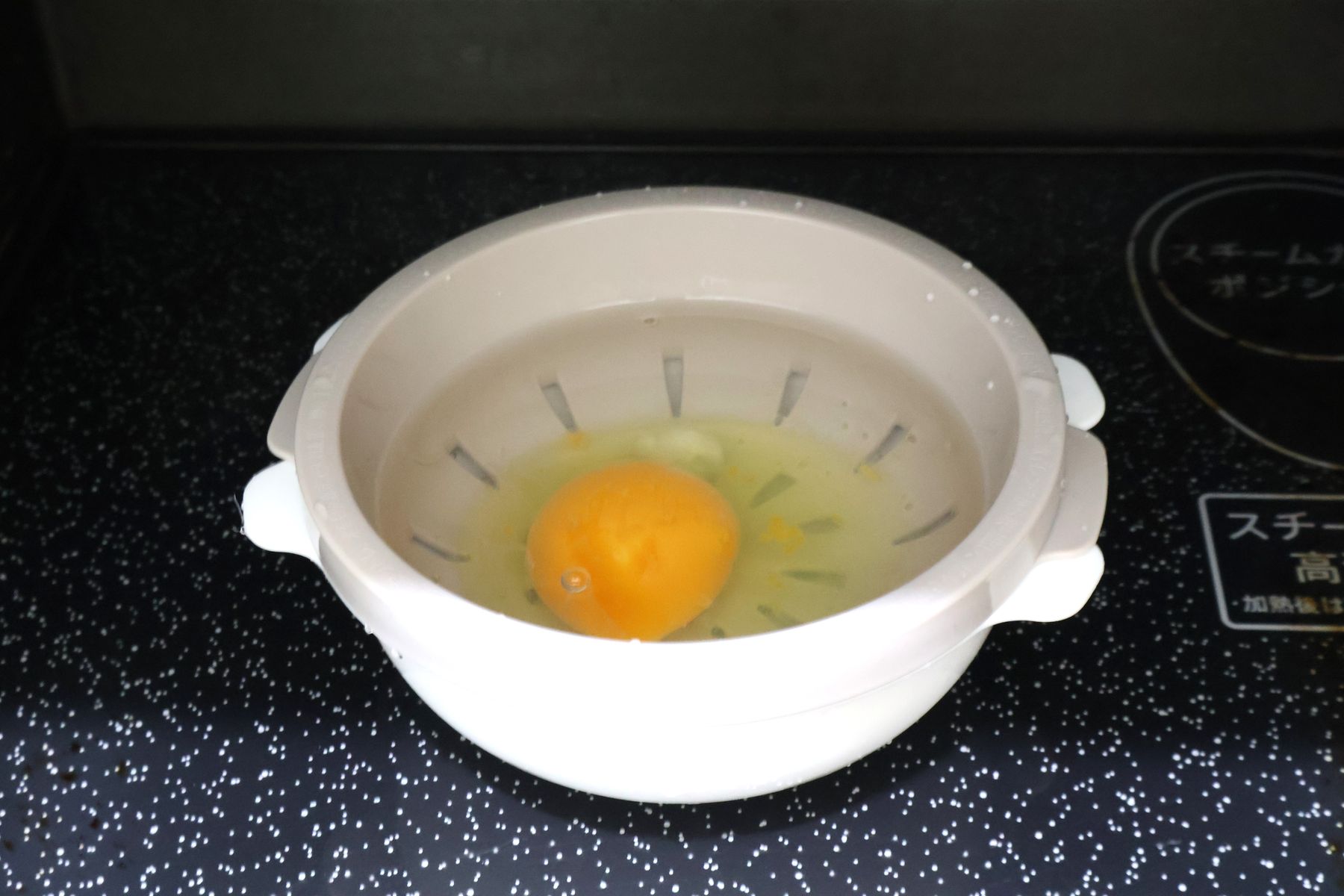 ダイソー 「電子レンジ調理器 半熟たまご風」 ¥110(税込)