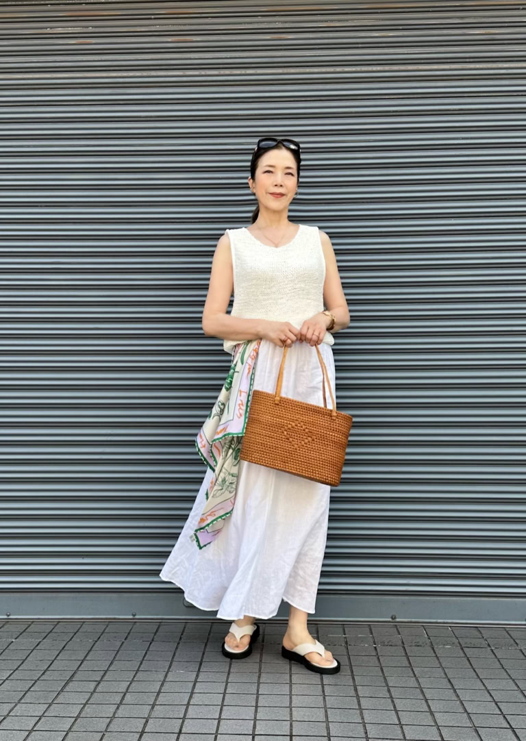 リネンスカート: ベイクルーズ、トップス＆サンダル: ザラ、サングラス: グッチ、かごバッグ: アタバッグ（バリのお土産）