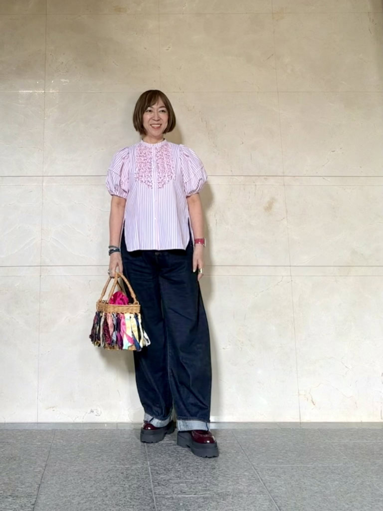 二の腕がすっきり見えるスタイルアップコーデ ブラウス:MARILYN MOON、デニムパンツ:edition、靴:UNDERCOVER、バッグ:SUTAKO369