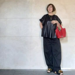 二の腕がすっきり見えるスタイルアップコーデ ブラウス:muller of yoshiokubo、チノパン(黒):edition、サンダル:JW ANDERSON、バッグ:HERMES、ネックレス:CON RITMO