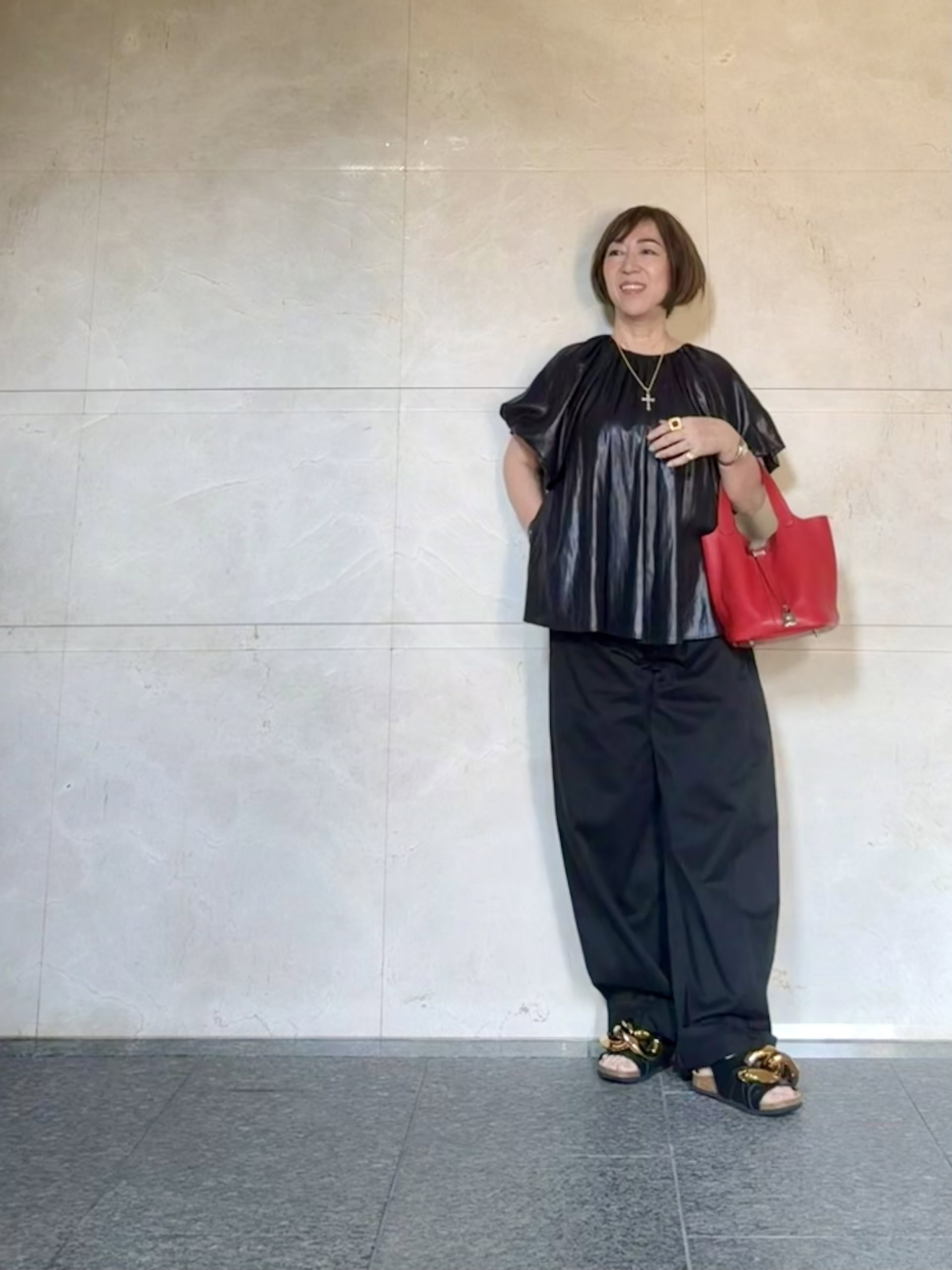 二の腕がすっきり見えるスタイルアップコーデ ブラウス:muller of yoshiokubo、チノパン(黒):edition、サンダル:JW ANDERSON、バッグ:HERMES、ネックレス:CON RITMO
