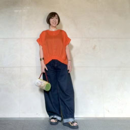 二の腕がすっきり見えるスタイルアップコーデ ブラウス:MOGA、デニムパンツ:edition、サンダル:3.1 Phillip Lim、バッグ:souls