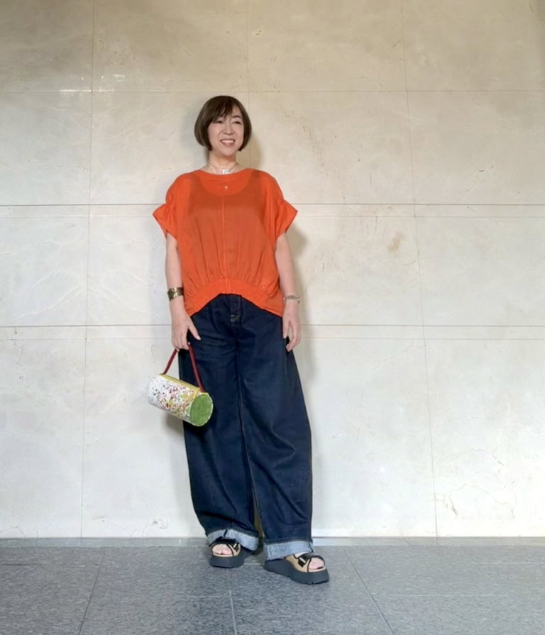 二の腕がすっきり見えるスタイルアップコーデ　ブラウス：MOGA、デニムパンツ：edition、サンダル：3.1 Phillip Lim、バッグ：souls