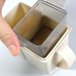 ３COINS　「《レンジで簡単》仕切り付きだし巻きメーカー」　￥330（税込）