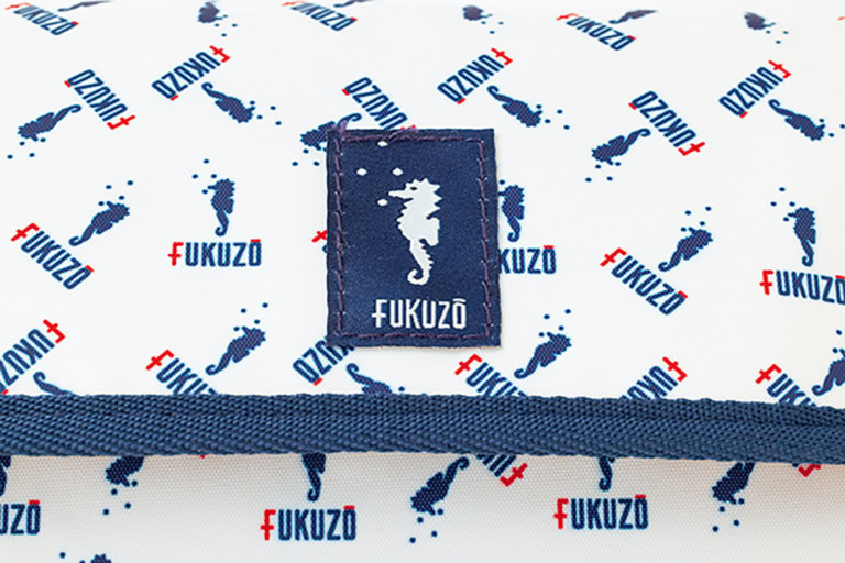 『素敵なあの人』2026年9月号の特別付録は、横浜・元町発の老舗ブランド「FUKUZO(フクゾー)」とコラボした「お財布ポシェット」