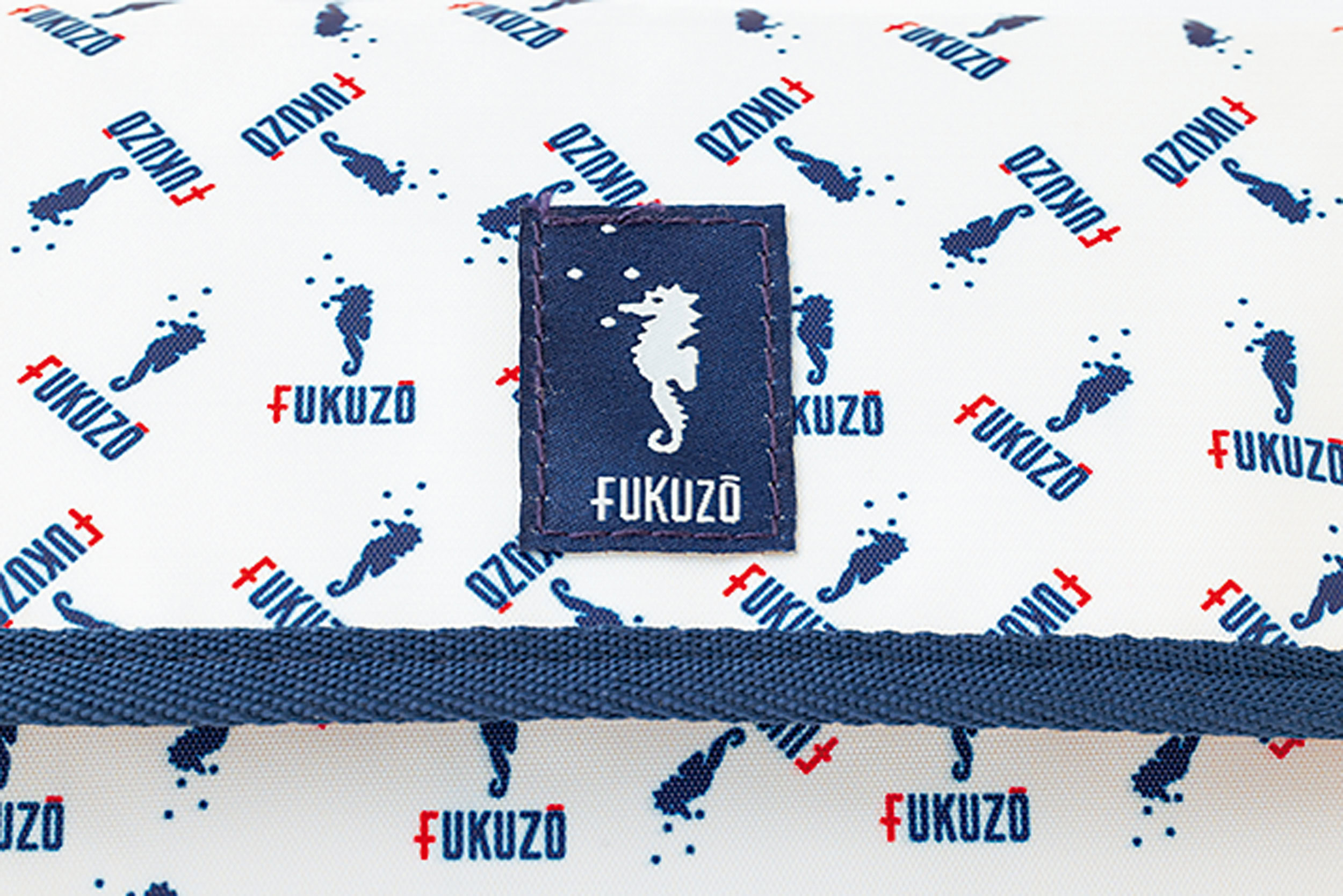 『素敵なあの人』2026年9月号の特別付録は、横浜・元町発の老舗ブランド「FUKUZO(フクゾー)」とコラボした「お財布ポシェット」
