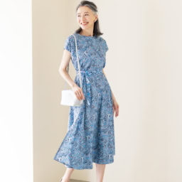 生地フレンチ¥15,400、ロング巻きスカート¥27,500／ともにフクゾー洋品店、イヤリング¥15,400、バングル¥28,600／ともにヴァンドームブティック（ヴァンドームブテイック ジェイアール名古屋タカシマヤ店）、バッグ¥27,500／ラシット（ラシット 京王百貨店新宿店）、靴¥21,780／アトリエブルージュ