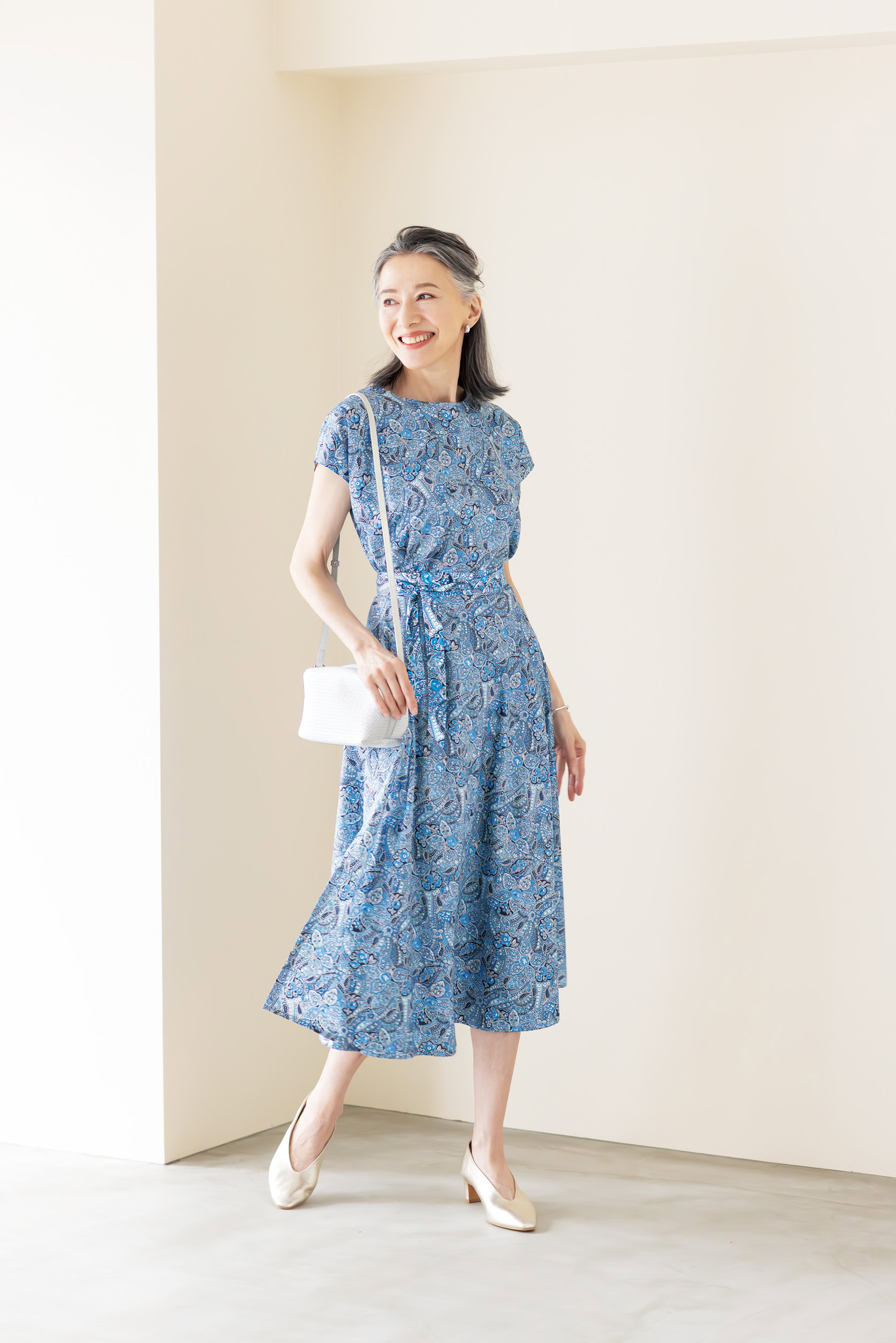 生地フレンチ¥15,400、ロング巻きスカート¥27,500/ともにフクゾー洋品店、イヤリング¥15,400、バングル¥28,600/ともにヴァンドームブティック(ヴァンドームブテイック ジェイアール名古屋タカシマヤ店)、バッグ¥27,500/ラシット(ラシット 京王百貨店新宿店)、靴¥21,780/アトリエブルージュ