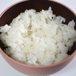 ダイソー　「電子レンジ調理器　ご飯一合炊き」　￥110（税込）で炊いたお米