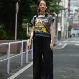 カットソー: アパルトモン、タンクトップ: ファミリーマート、パンツ： ユニクロ、バッグ：　MANA、サンダル：MANA