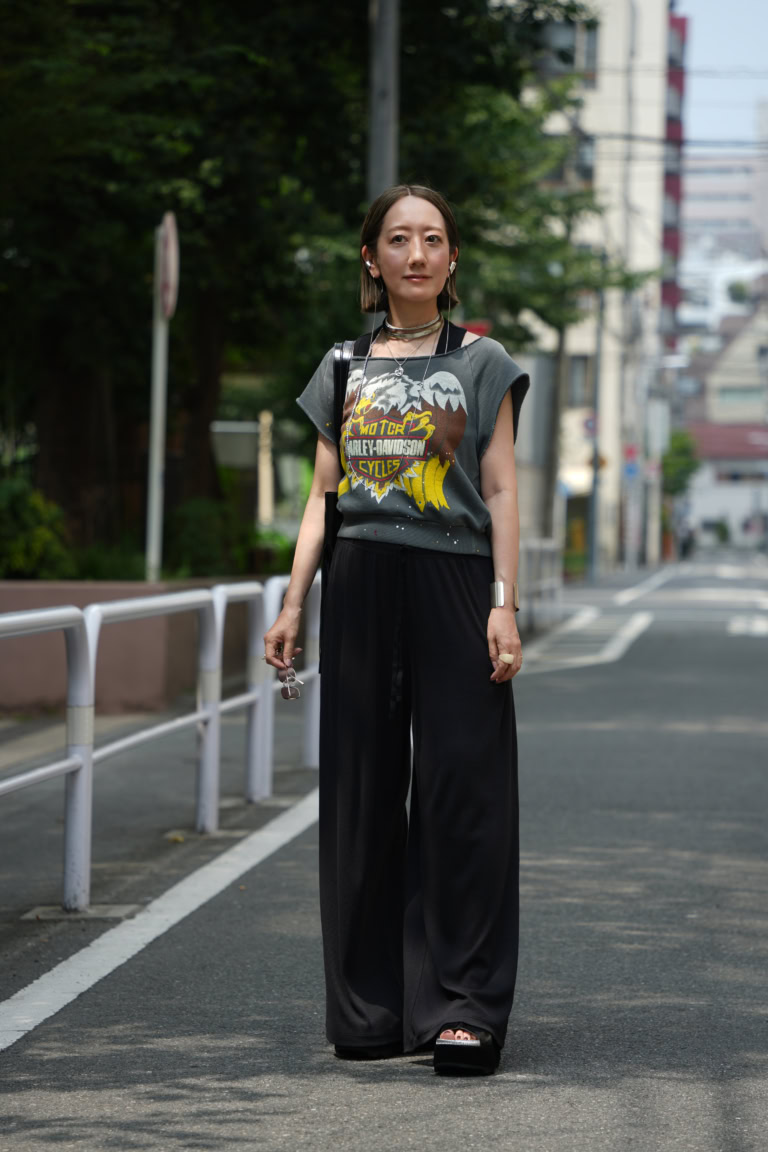 カットソー: アパルトモン、タンクトップ: ファミリーマート、パンツ: ユニクロ、バッグ: MANA、サンダル:MANA