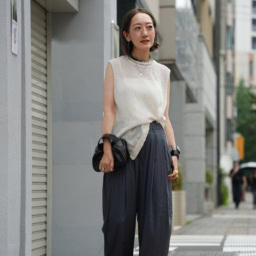 ニット：ムジラボ、パンツ：ユニクロユー、バッグ：リック オウエンス、サンダル：MANA