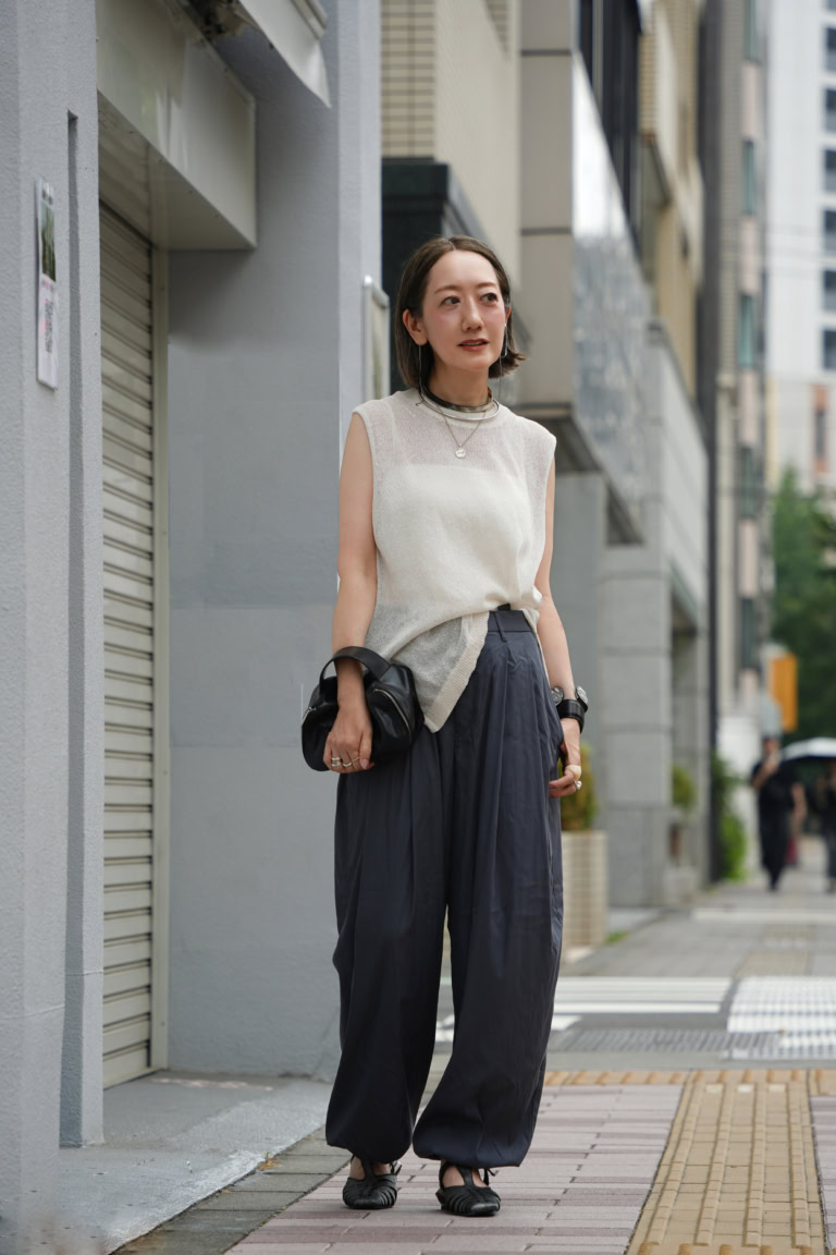 ニット：ムジラボ、パンツ：ユニクロユー、バッグ：リック オウエンス、サンダル：MANA