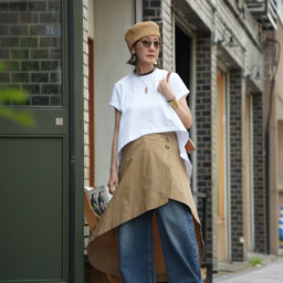 ハット：H&M、カットソー：ZARA、スカート：ZARA、デニム：ユニクロ、バッグ：MM6、サンダル：MANA