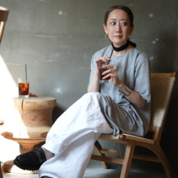 スカーフ：プランクプロジェクト、カットソー：プランクプロジェクト、デニム：ZARA、バッグ：リック オウエンス、サンダル：MANA