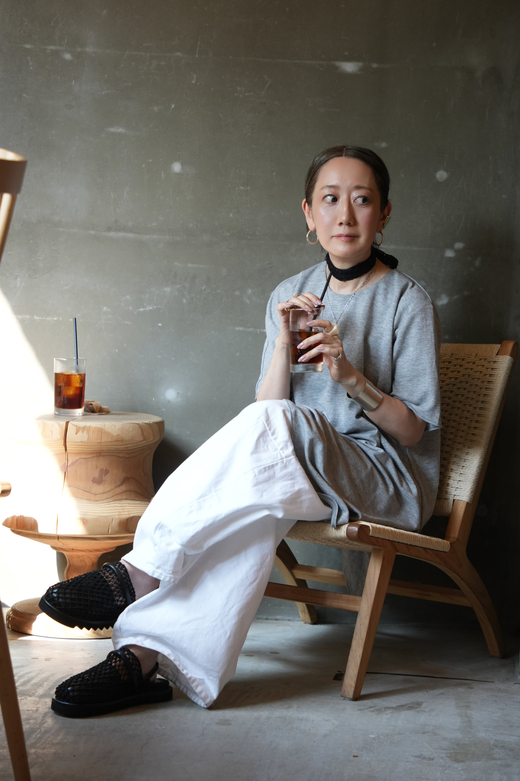 スカーフ:プランクプロジェクト、カットソー:プランクプロジェクト、デニム:ZARA、バッグ:リック オウエンス、サンダル:MANA