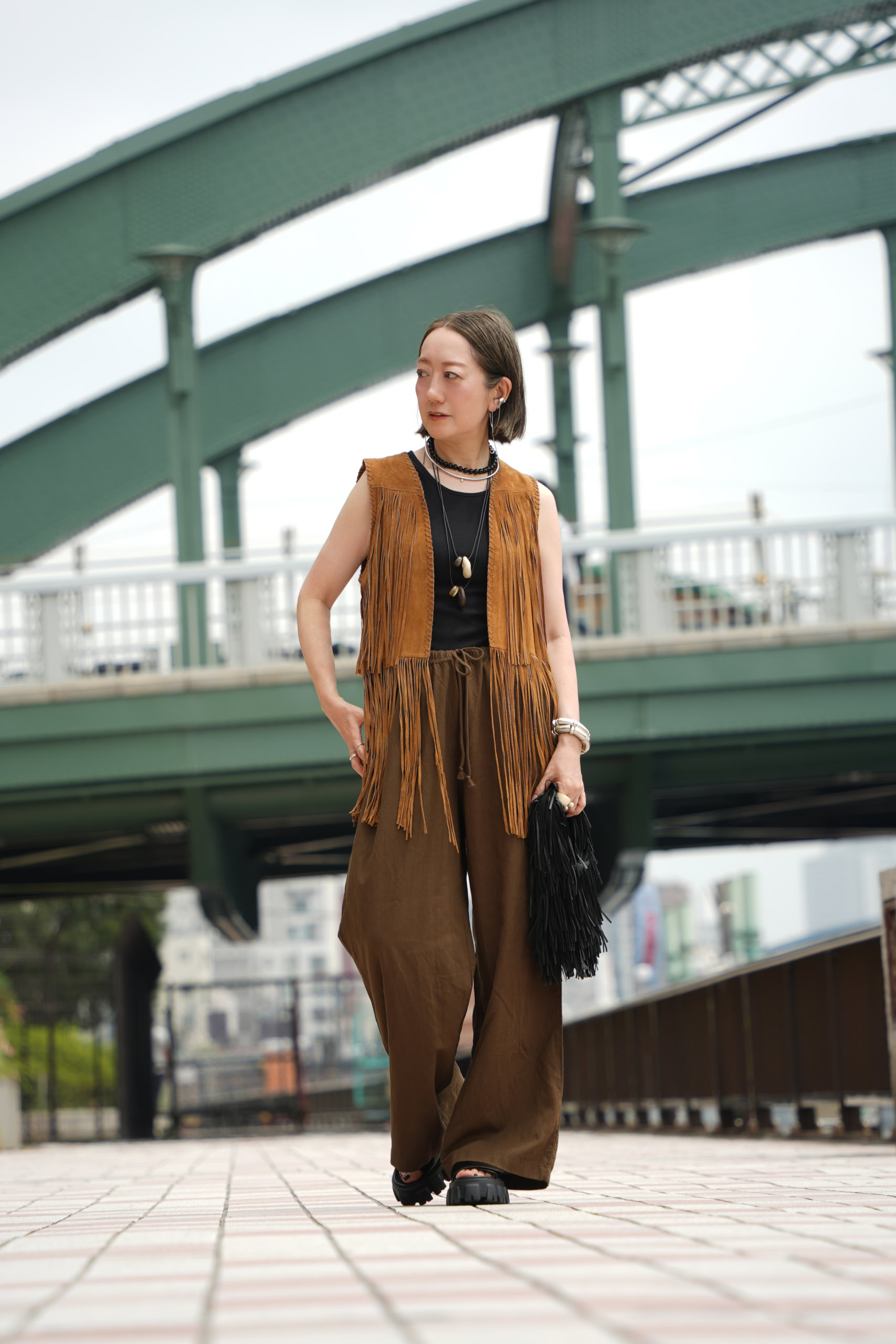 ジレ:ZARA、タンクトップ:クラネ、パンツ:ユニクロ、バッグ:ZARA、シューズ:MANA