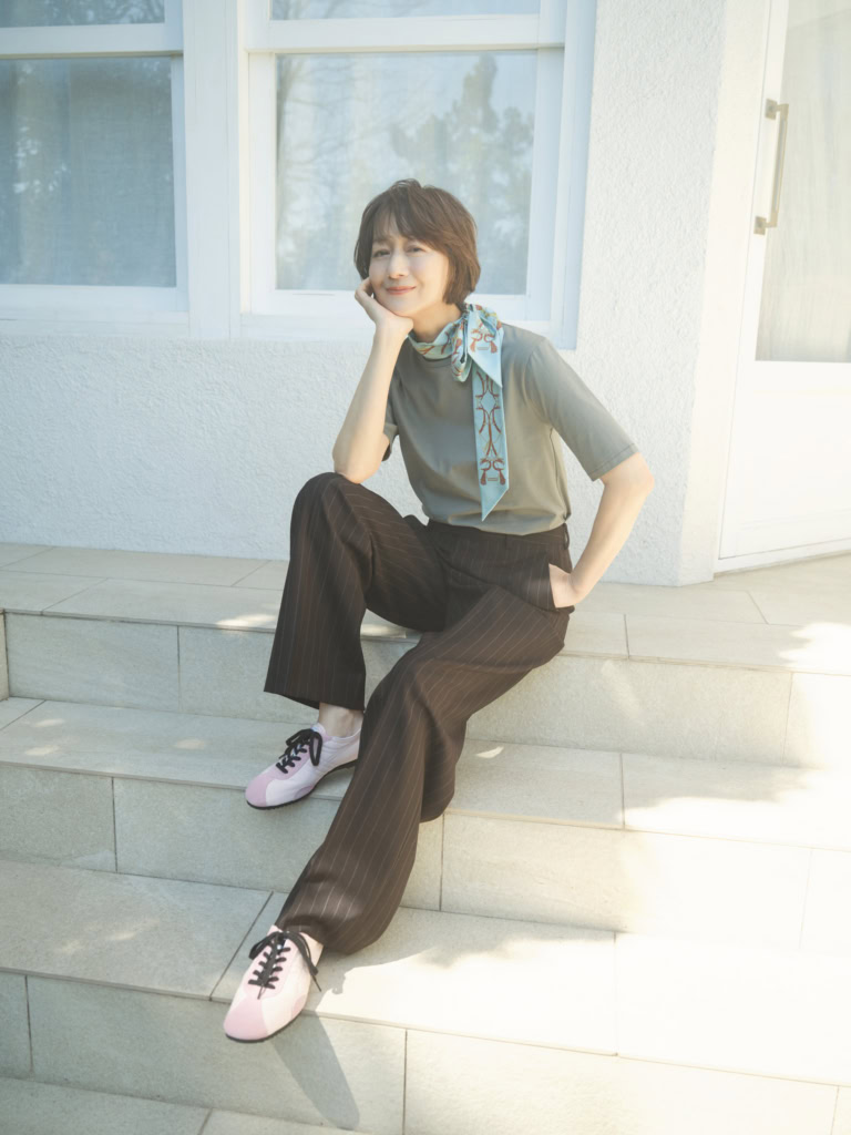 Tシャツ¥13,200/エイトン(エイトン青山)、パンツ¥71,500/トゥモローランド ビー(トゥモローランド 渋谷本店)、スカーフ¥16,500/アトリエ トゥモローランド(トゥモローランド)、スニーカー¥38,500/ブラミンク(ブラミンク トーキョー)