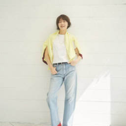 Tシャツ¥13,200/ニコラ ジェンソン(リノウン)、デニムパンツ¥47,300/エイトン(エイトン青山)、 肩にかけたカーディガン¥17,600/マカフィー(トゥモローランド)、ベルト¥25,300/メゾン ポワネ(ジャーナル スタンダード レサージュ 銀座店)、シューズ¥79,200/アバウト アリアンヌ(エディション 表参道ヒルズ店)、ネックレス※参考商品/田中貴金属
