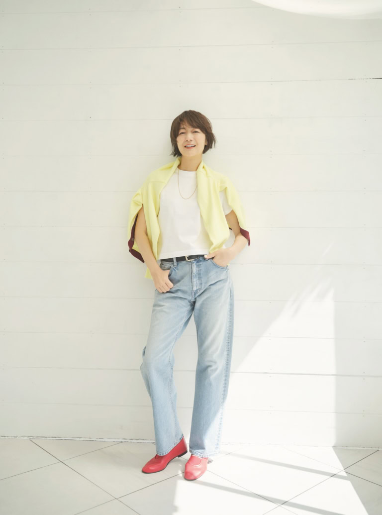 Tシャツ¥13,200/ニコラ ジェンソン(リノウン)、デニムパンツ¥47,300/エイトン(エイトン青山)、 肩にかけたカーディガン¥17,600/マカフィー(トゥモローランド)、ベルト¥25,300/メゾン ポワネ(ジャーナル スタンダード レサージュ 銀座店)、シューズ¥79,200/アバウト アリアンヌ(エディション 表参道ヒルズ店)、ネックレス※参考商品/田中貴金属
