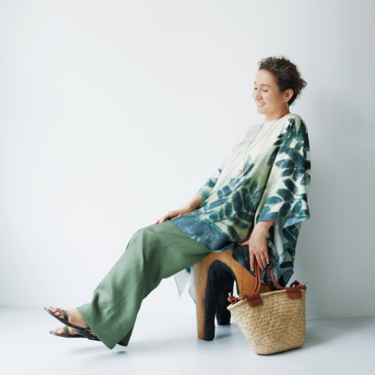 【第3位】【60代ファッション】カジュアルに着るのが今の気分♪ 60代にツヤをプラスする、上品な光沢が魅力！ サテンアイテムを使った夏コーデ2選【スタイリスト坂本久仁子のおしゃれのかけひき】