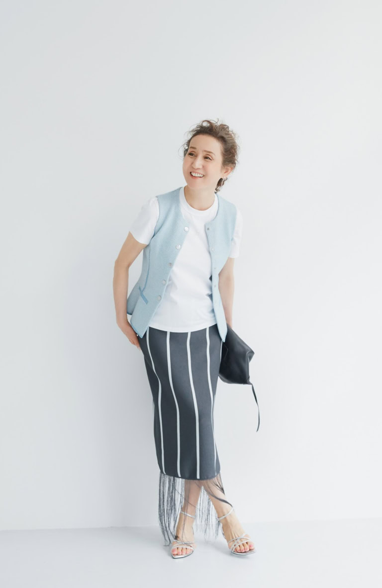 スカート¥99,000、ベスト¥99,000、Tシャツ¥33,000、バッグ¥82,500/すべて3.1 フィリップ リム(3.1 フィリップ リムジャパン)、ピアス(左)¥74,800、ネックレス¥171,600/ともにヒロタカ(ヒロタカ 表参道ヒルズ)、シューズ¥150,700/セルジオ ロッシ(セルジオ ロッシジャパン カスタマーサービス)