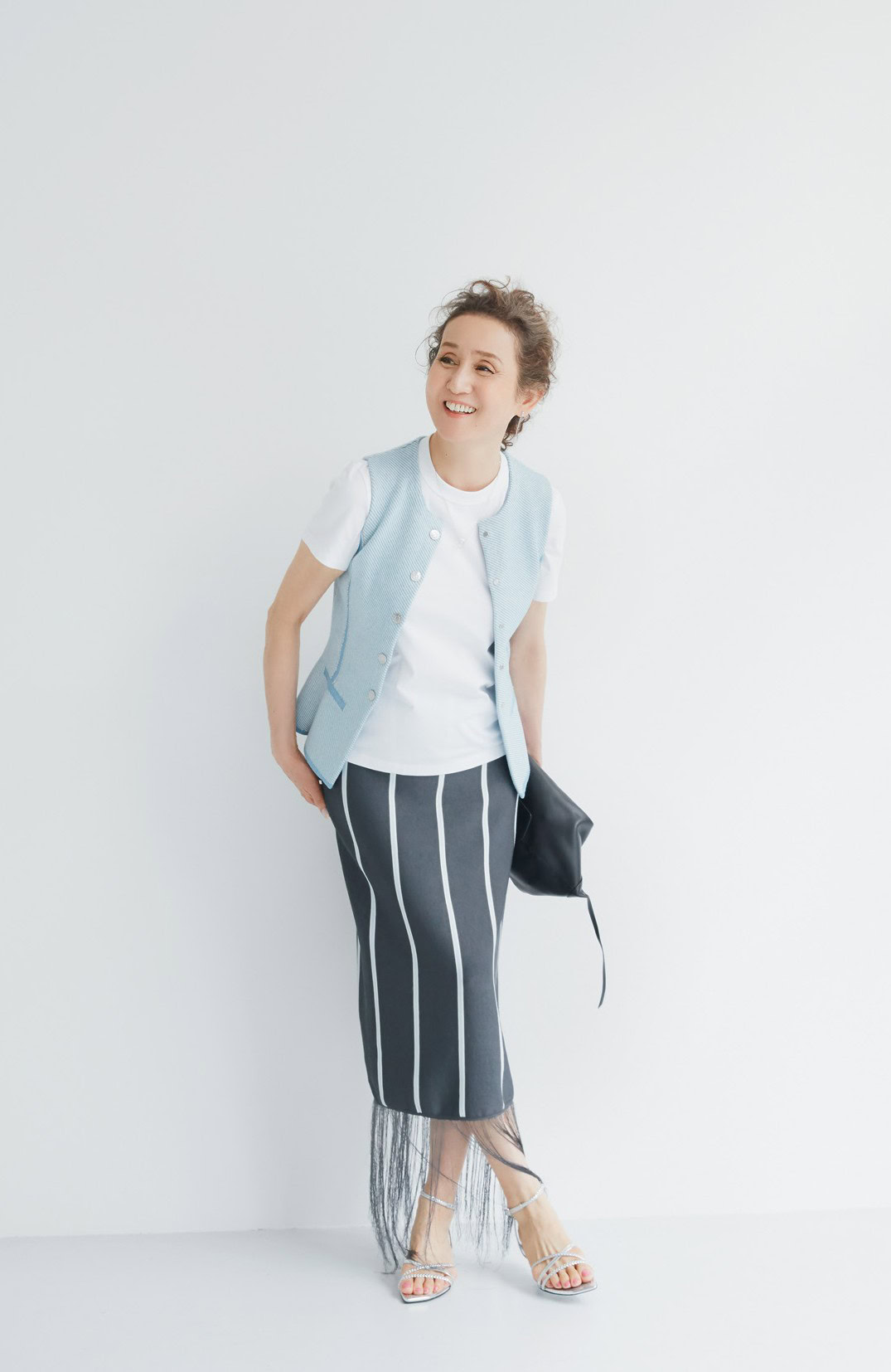 スカート¥99,000、ベスト¥99,000、Tシャツ¥33,000、バッグ¥82,500／すべて3.1 フィリップ リム（3.1 フィリップ リムジャパン）、ピアス（左）¥74,800、ネックレス¥171,600／ともにヒロタカ（ヒロタカ 表参道ヒルズ）、シューズ¥150,700／セルジオ ロッシ（セルジオ ロッシジャパン カスタマーサービス）