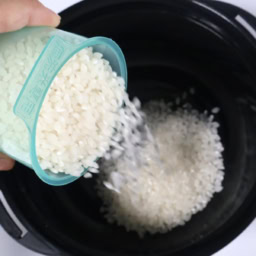 ダイソー　「電子レンジ調理器　ご飯一合炊き」　￥110（税込）でお米を研ぐ