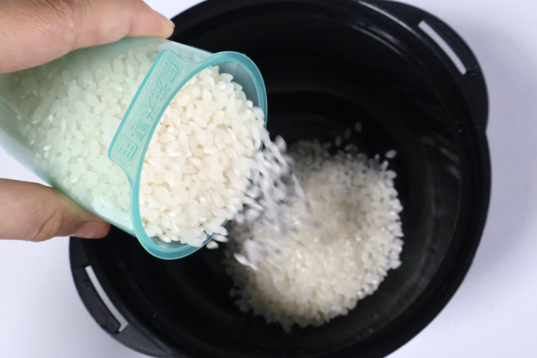 ダイソー　「電子レンジ調理器　ご飯一合炊き」　￥110（税込）でお米を研ぐ