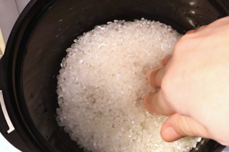 ダイソー 「電子レンジ調理器 ご飯一合炊き」 ¥110(税込)でお米を研ぐ