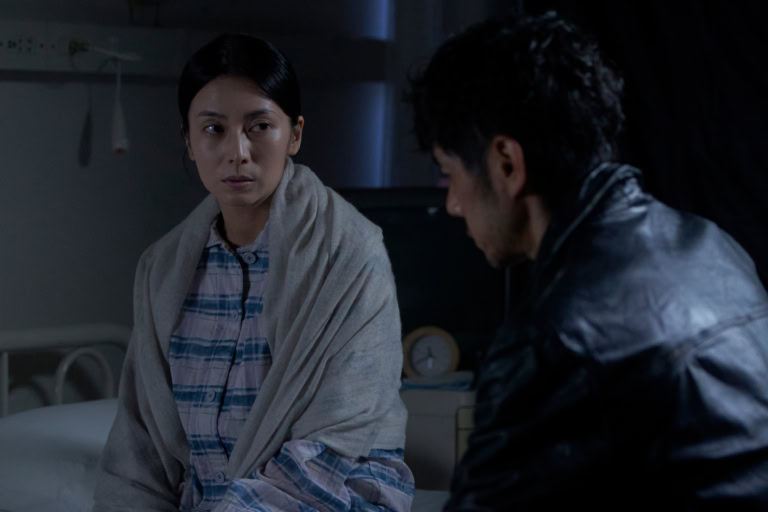 映画『時には懺悔を』より佐竹(西島秀俊)と妻の由紀(柴咲コウ)