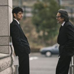 映画『時には懺悔を』より探偵の佐竹（西島秀俊）と、元上司の大手探偵事務所オーナー・寺西（役所広司）