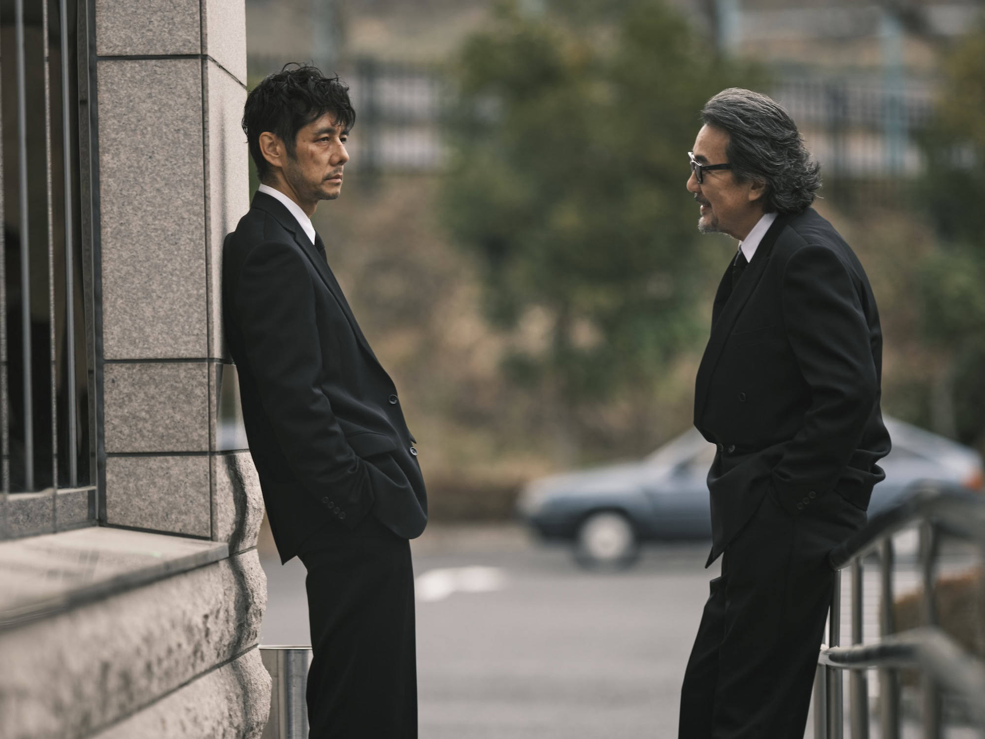 映画『時には懺悔を』より探偵の佐竹(西島秀俊)と、元上司の大手探偵事務所オーナー・寺西(役所広司)