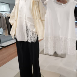 レースヘムプルオーバー ¥4,990 (ホワイト、ブラックの2色展開)