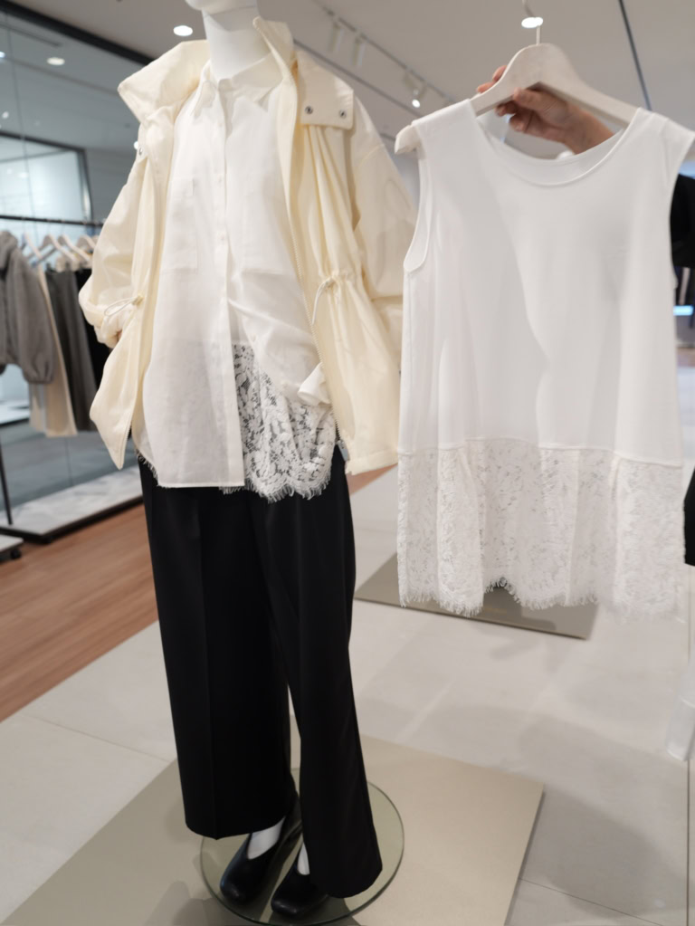 レースヘムプルオーバー ¥4,990 (ホワイト、ブラックの2色展開)