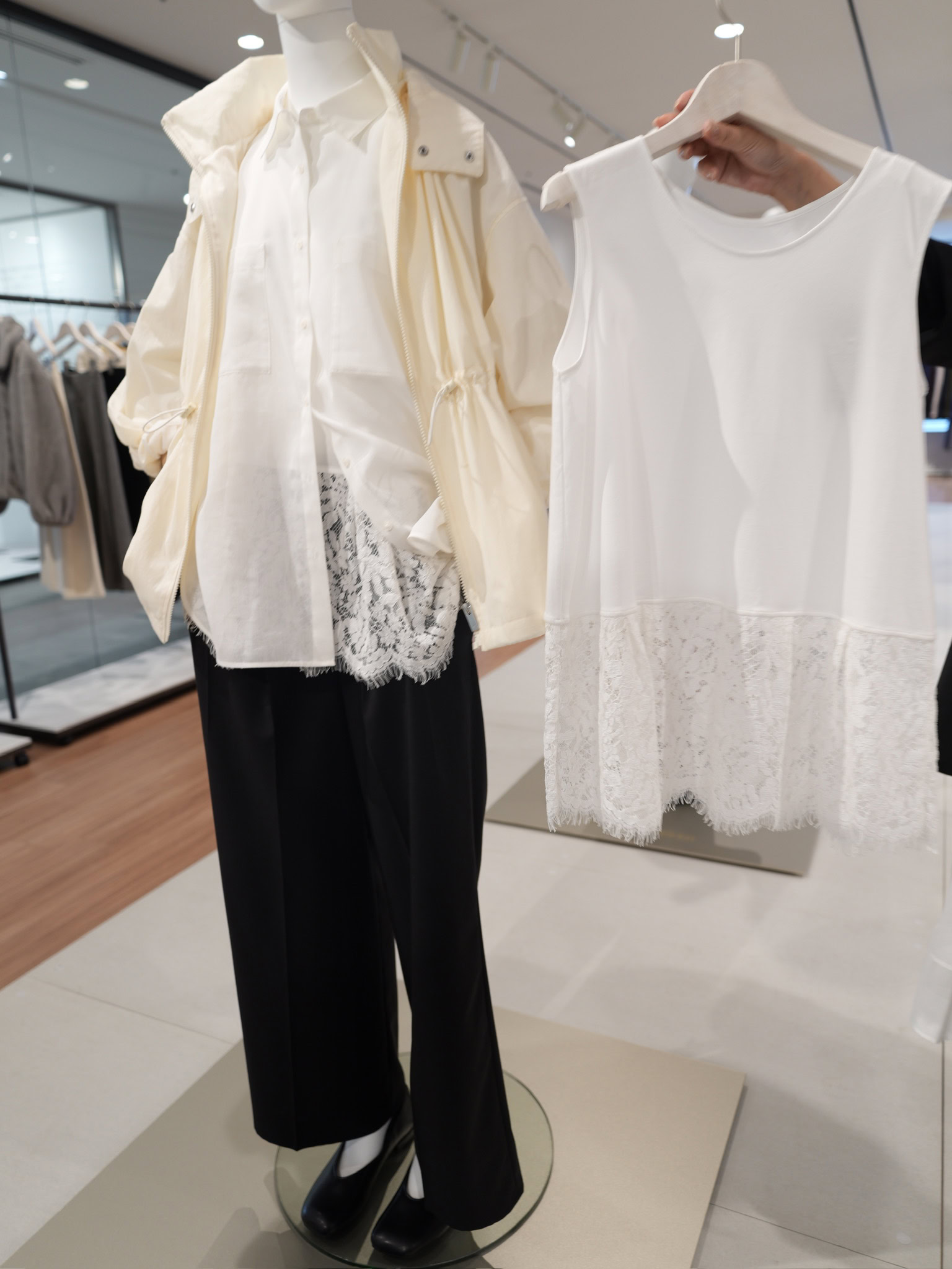 レースヘムプルオーバー ¥4,990 (ホワイト、ブラックの2色展開)