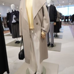 ウールリバー2WAYネックロングコート ¥27,000(ベージュ、グレー、ブラック、ブラウンの4色展開)※10月中旬展開予定