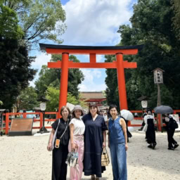 「下鴨神社」の鳥居の前で記念撮影
