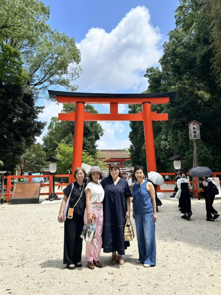 「下鴨神社」の鳥居の前で記念撮影