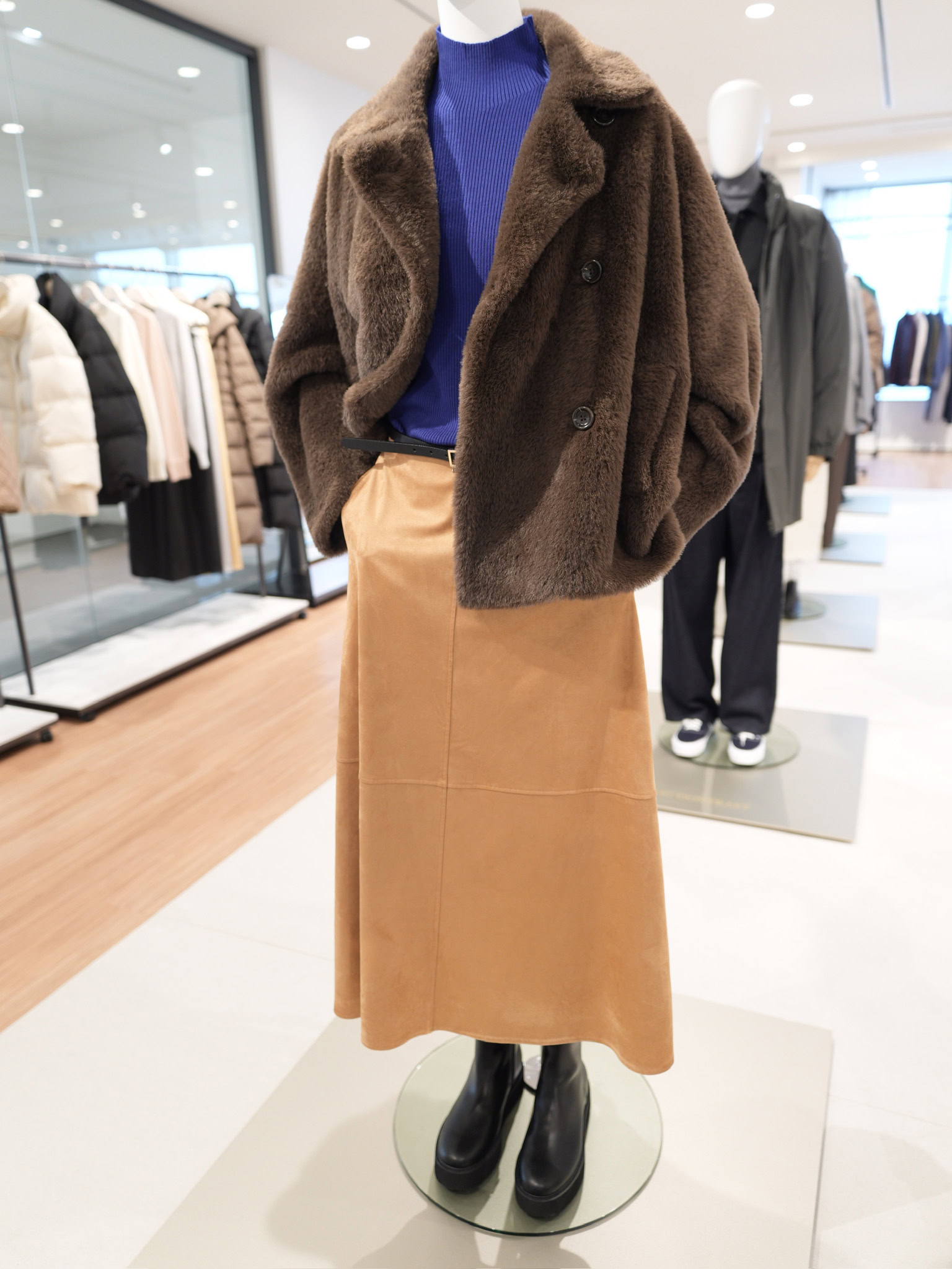 フェザーヤーンニットコート¥15,000(グレー、ピンク、ブラウンの3色展開)※9月下旬展開予定