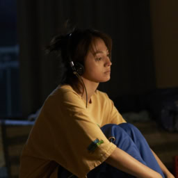 映画『時には懺悔を』より探偵修業中の聡子（満島ひかり）