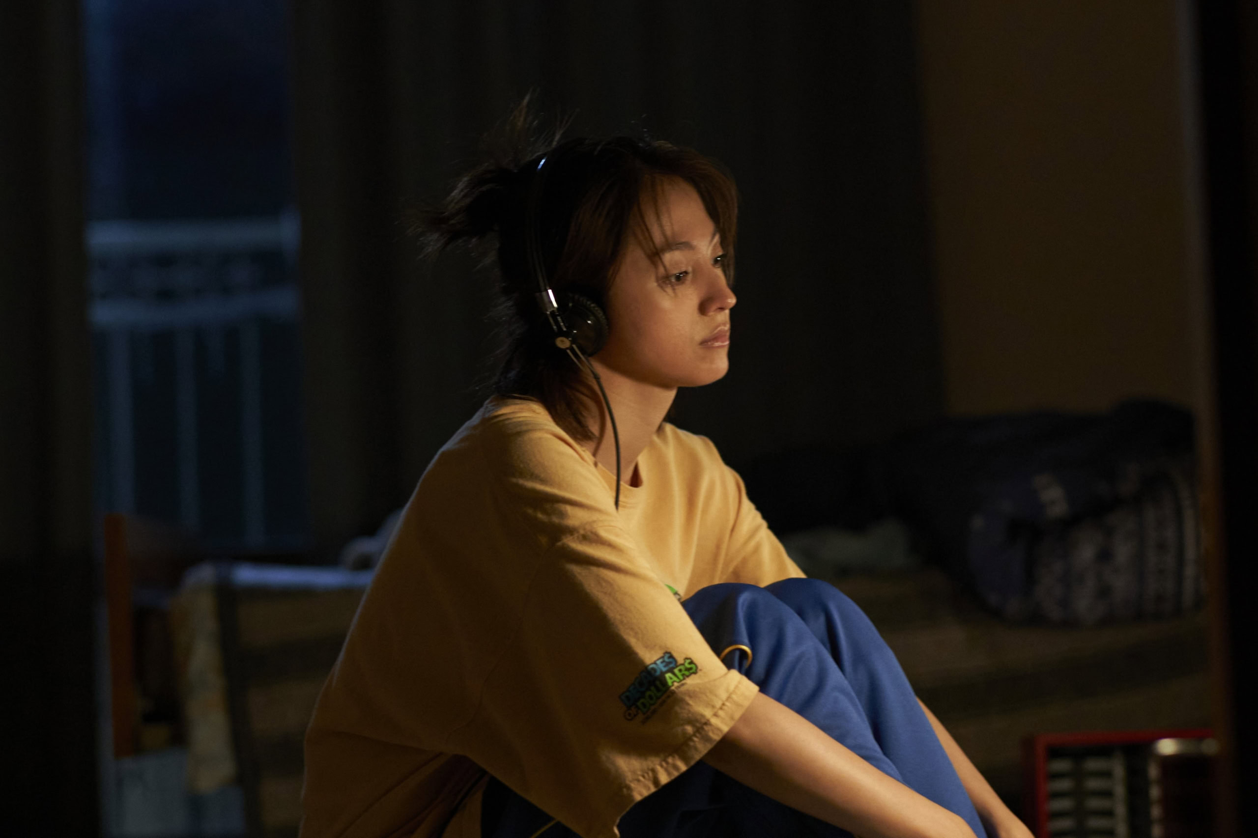 映画『時には懺悔を』より探偵修業中の聡子(満島ひかり)