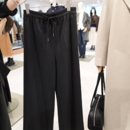 プレシャスニットメルトンイージーパンツ ¥9,990(オフホワイト、グレー? ※カラバリについてご指示ください。)※9月下旬展開予定