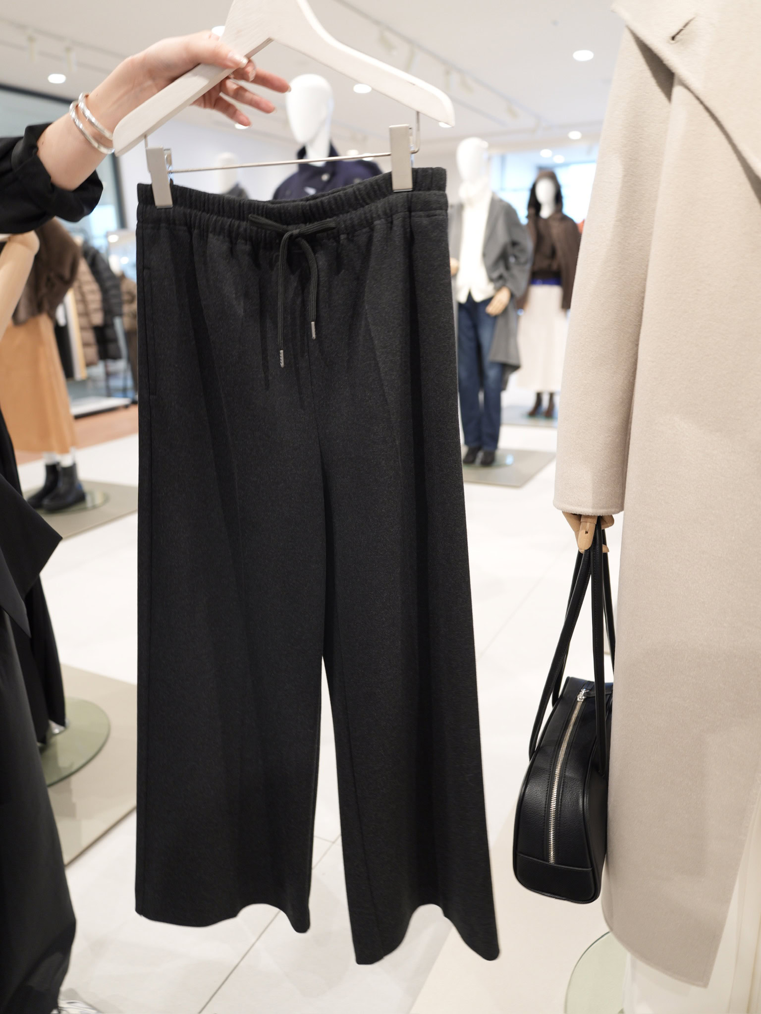 プレシャスニットメルトンイージーパンツ ¥9,990(オフホワイト、グレー? ※カラバリについてご指示ください。)※9月下旬展開予定